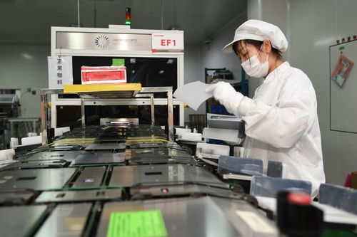 追風逐日 西部新能源基地建設策馬揚鞭，新興能源技術研發開啟綠色新篇章